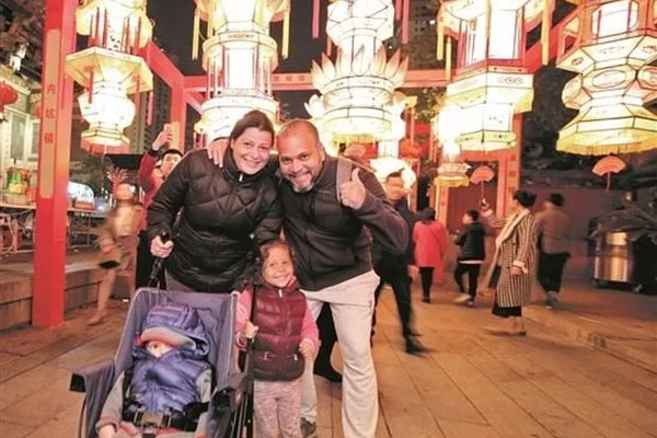 泉州元宵节元宵节有千娇百媚的眼睛，游客被编织来“抢鲜”